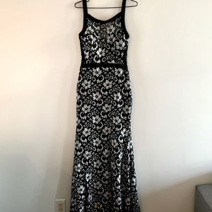 XSCAPE - FLORAL LACE MAXI DRESS - black & silver - size 6